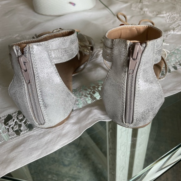 Flat sandals with Right right now zipper in the back - Picture 3 of 7